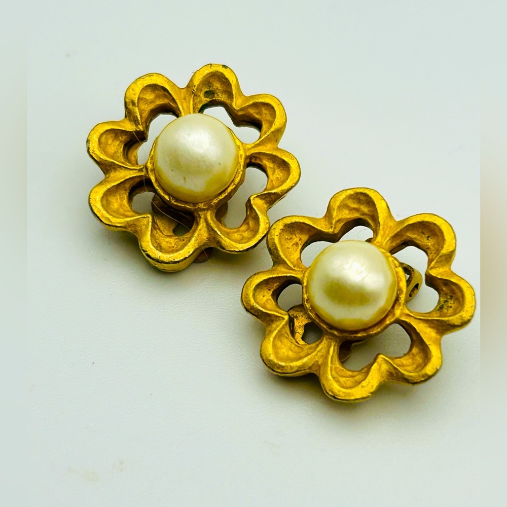 Vintage Gold Tone Pearl Clip On Earrings